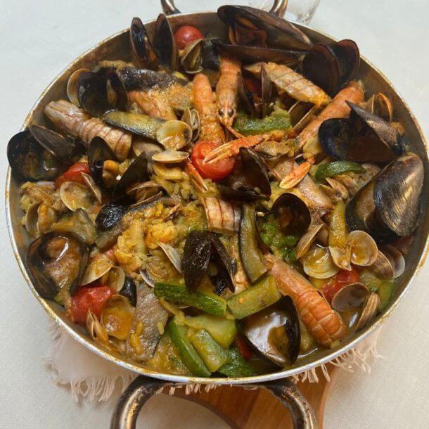 Paella di pesce e verdure